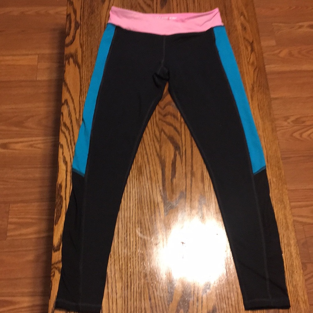 Workout pants/leggings with mesh